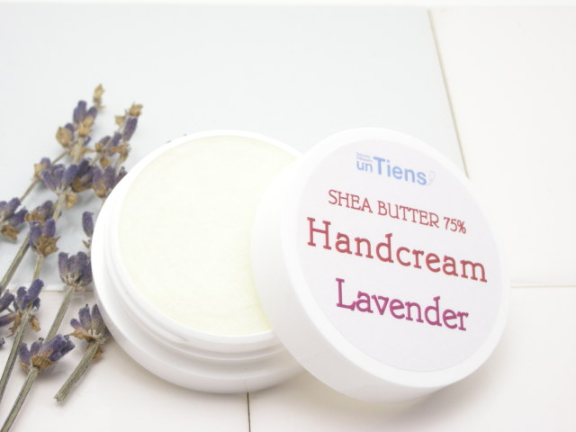 ラベンダーハンドクリーム 乾燥や水仕事で荒れた手をしっとりスベスベにしてくれる植物レシピの無添加 シアバターハンドクリーム お肌を潤わせ張りを与えるラベンダー精油配合 携帯に便利な10g入り